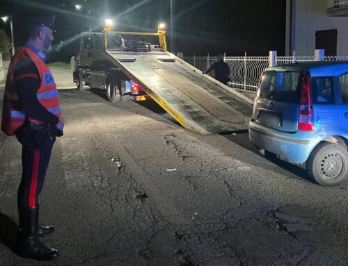 A Sardigliano un uomo ubriaco e senza patente va a sbattere contro una casa