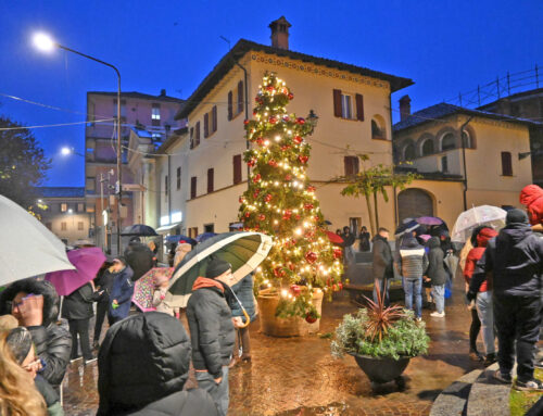 L’accensione dell’albero di Natale in piazza a Pozzolo