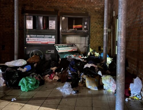 Grave situazione di degrado al centro raccolta indumenti di corso Piave a Novi