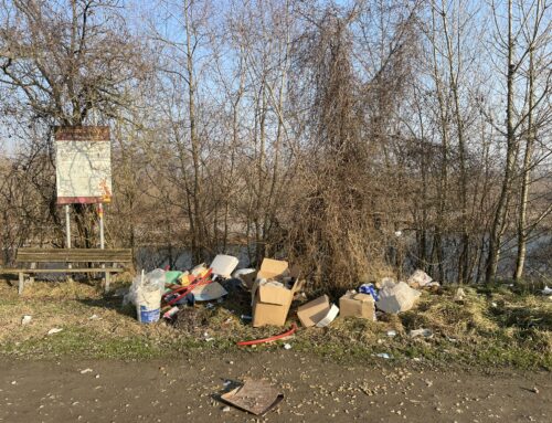 A Pozzolo degrado e rifiuti abbandonati sotto il cartello Ambiente Scrivia