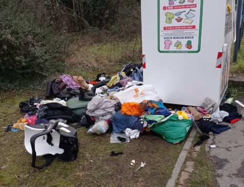 In via Mazzini a Novi vestiti abbandonati ovunque: la denuncia dei cittadini