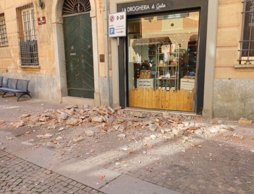 Crolla un pezzo di cornicione in centro storico a Novi