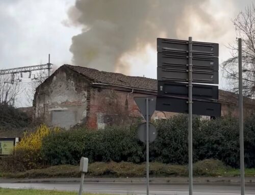 Incendio in un edificio abbandonato a Novi: Vigili del Fuoco sul posto